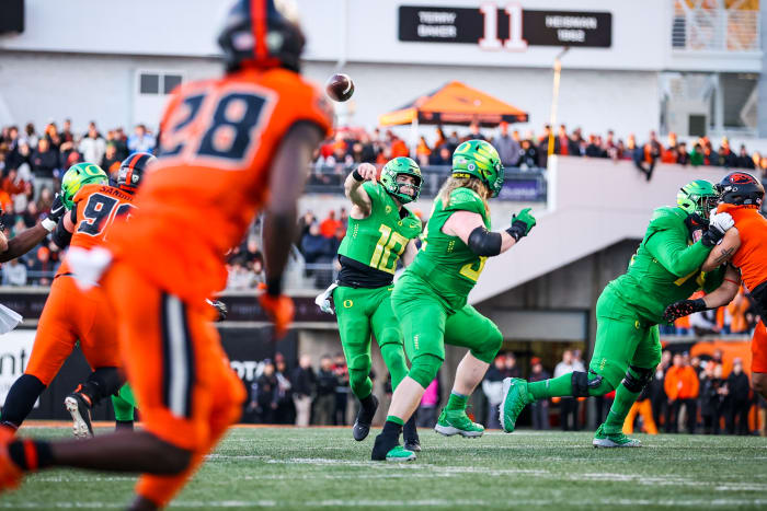 Oregon Ducks quarterback Bo Nix throws a pass against the Oregon State Beavers in 2022.